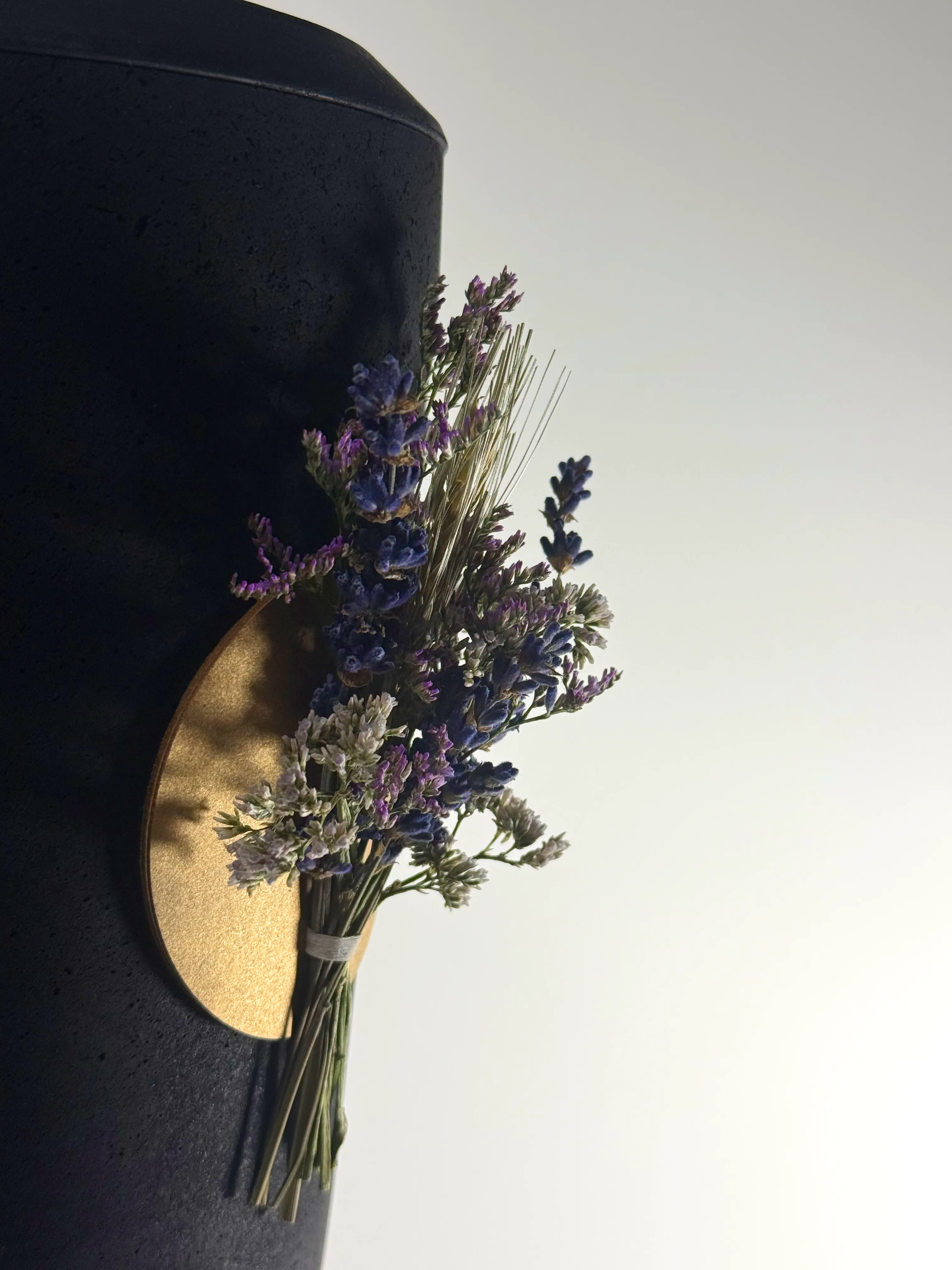 Detailaufnahme von natürlichem Blumenschmuck an einer Kohleurne