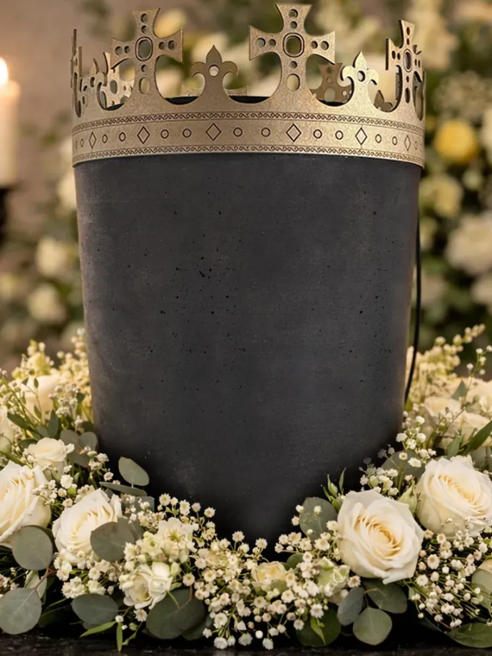 Schwarze Kohleurne in einer floralen Abschiedsgestaltung