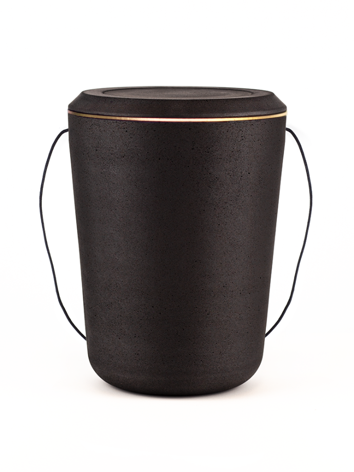 Designurne mit goldenem Zierstreifen und Absenkschnur